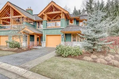 Image de Relaxing first-floor townhouse with a private hot tub, fireplace, & great views