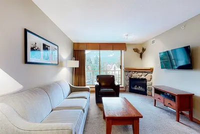 Image de Mountain-view condo near ski lifts with pool, gym, & private balcony