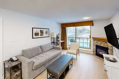 Image de Renovated second-floor mountain condo with fireplace, pool & hot tubs - walk to
