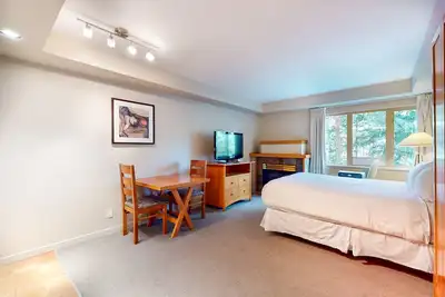 Image de Village studio with fireplace & gym - walk to lifts & golf