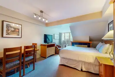 Image de Mountain studio with jetted tub, fireplace & full kitchen