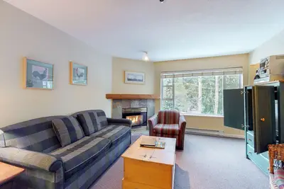 Image de Second-floor ski condo with gas fireplace, balcony - walk to lifts