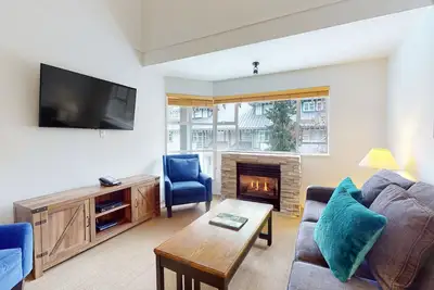 Image de Cozy top-floor ski condo - Walking distance to gondola