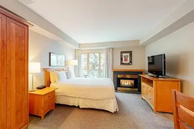 Image de Warm superior studio with fireplace - walk to lifts
