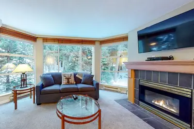 Image de Ski-in/out condo with gorgeous forest view, pool, hot tub, gym & balcony