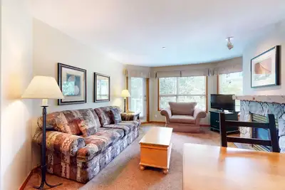 Image de Ski-in/out condo with balcony, fireplace, heated pool, hot tubs, & gym