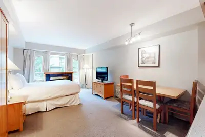 Image de Mountain studio in the Village with fireplace & gym - walk to lifts