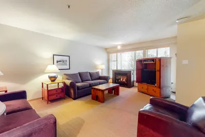 Image de Comfy top-floor condo - Steps from ski lift