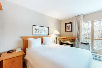Image de Lovely third-floor studio with fireplace & mountain view - walk to lifts