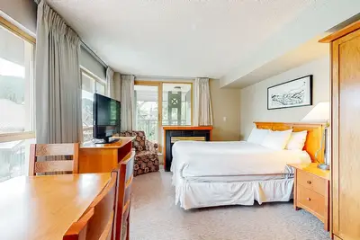 Image de Lovely fourth-floor studio with fireplace, jetted tub, & walk to lift location