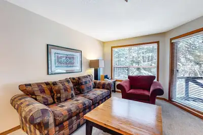 Image de Inviting ski-in/out condo with heated pool, hot tub, fireplace & elevator