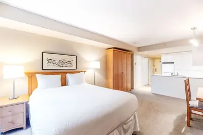 Image de Walk-to-lift studio with mountain views, fireplace, jetted tub, & gym access