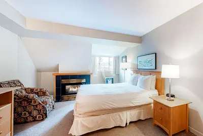Image de Ski holiday 5th-floor studio in the Village with fireplace & gym - walk to lifts