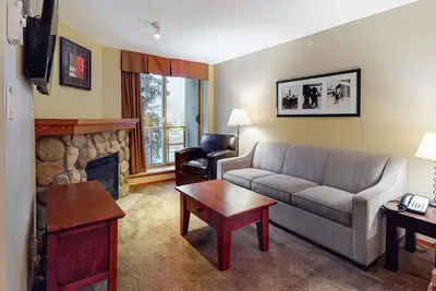 Image de Relaxing, 2nd-floor ski condo with pool, hot tubs & saunas - walk to lifts