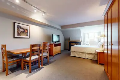 Image de 5th-Floor Ski Studio with Gym, Jetted Tub, Fireplace, & Kitchen- golf nearby