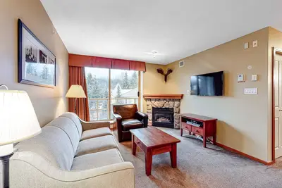 Image de Lovely 4th-floor condo with fireplace, pool, hot tubs & gym - walk to lifts