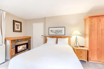 Image de Whistler Village studio with ski, bike storage, gas fireplace, jetted tub, & W/D