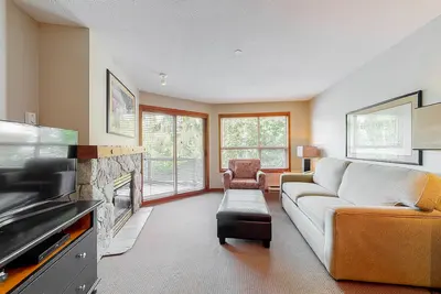 Image de Comfortable second-floor condo with pool, hot tub, gym, & ski-in/out access