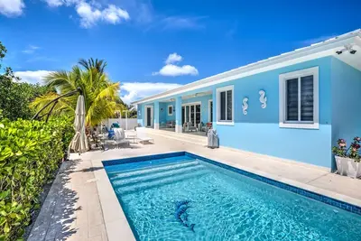 Image de Modern Single Floor Pool Home Ice Maker Dock with Quick Walk to the Beach