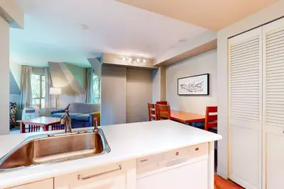 Image de 4rth-floor ski-view condo with jetted tub, fireplace, gym, & W/D- walk to lift
