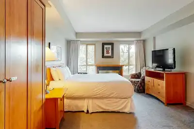 Image de Cozy 5th-floor studio with fireplace & full kitchen - walking distance to slopes
