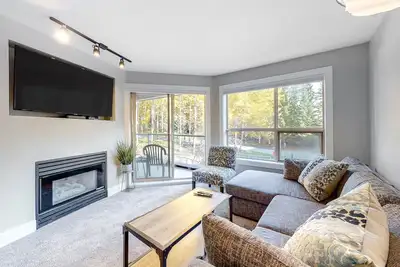 Image de Lovely mountain condo with balcony, ski-in/out access, hot tub, & pool