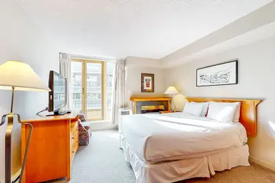 Image de Whistler Village studio with ski, bike storage, gas fireplace, jetted tub, & W/D