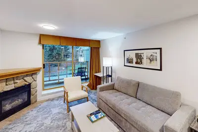 Image de Renovated second-floor skier's dream with pool, hot tubs & saunas - walk to lift