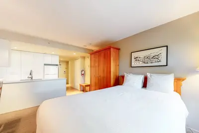 Image de Warm studio with easy slope access, jetted tub, gym, & mountain decor
