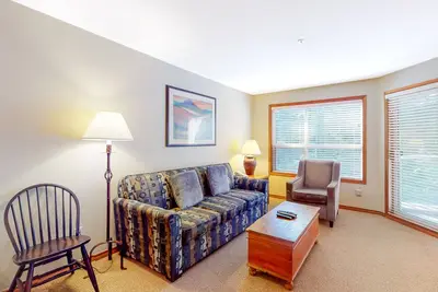 Image de Inviting ski-in/out condo with balcony, pool, hot tub, & fireplace