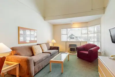 Image de Cozy third-floor condo - Short walk to gondola