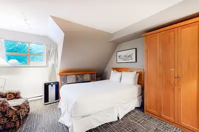 Image de Deluxe studio with jetted tub, gas fireplace, fitness center, & storage locker