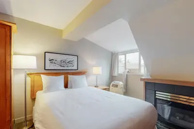 Image de Skier's dream studio in Whistler Village with jetted tub & gym - walk to lifts