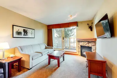 Image de Cozy, 2nd-floor condo with fireplace, pool, hot tubs & gym - walk to lifts
