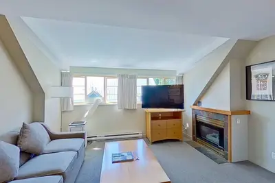 Image de Relaxing 5th-floor condo with fireplace, balcony, jetted tub & easy slope access
