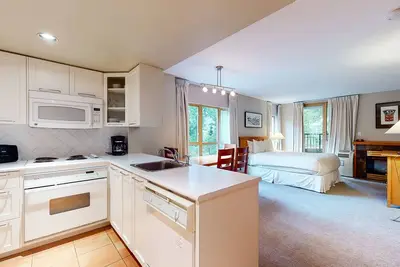Image de Whistler mountain condo with easy access to the lifts, fireplace, & jetted tub