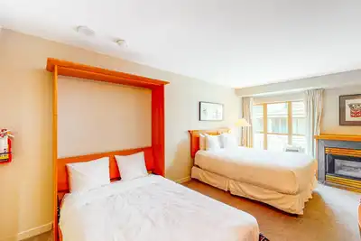 Image de Cozy deluxe studio with walk to lifts location, fireplace, & fitness center
