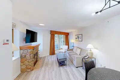 Image de Renovated third-floor ski condo with mountain view, pool, hot tubs & gym - walk