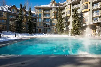 Image de Calming, cozy condos with pool, hot tubs, saunas & gym - walk to lifts