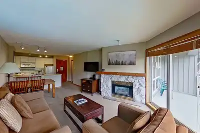 Image de Mtn-view ski-in/out condo with fireplace, heated pool, 3 hot tubs, gym, balcony