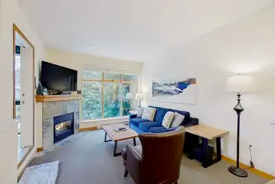 Image de Comfy, 2nd-floor condo with furnished balcony, pool & hot tub - walk to lifts