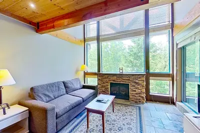 Image de Adjoining unit with loft, ski-in/out with pool, hot tubs- walk to lifts