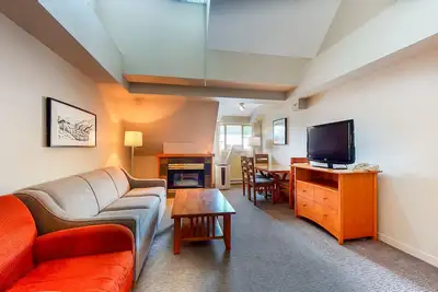 Image de Sixth-floor condo in the Village with gym & cozy interior - walk to lifts