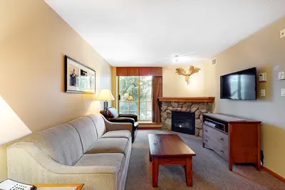 Image de Second-floor skier's dream with hot tubs, pool, saunas & gym - walk to lifts