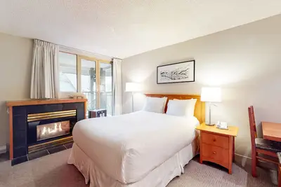 Image de Fourth-floor studio with jetted tub, fireplace, & fitness center - near lifts