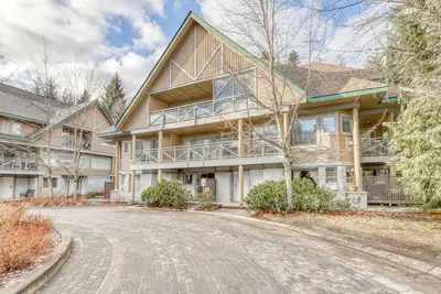 Image de Ideal first-floor getaway with hot tub, fireplace, & balcony - walk to lifts