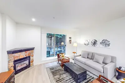 Image de Renovated condo with pool, hot tub & sauna - walk to slopes