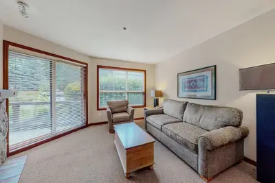Image de 1st-floor condo with ski-in/out access, heated pool, fireplace, & hot tubs