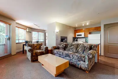 Image de Second-floor condo, walk-to-lifts location, balcony and golf