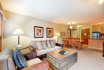 Image de Skier's dream condo with ski-in/out access, pool, hot tub, & balcony